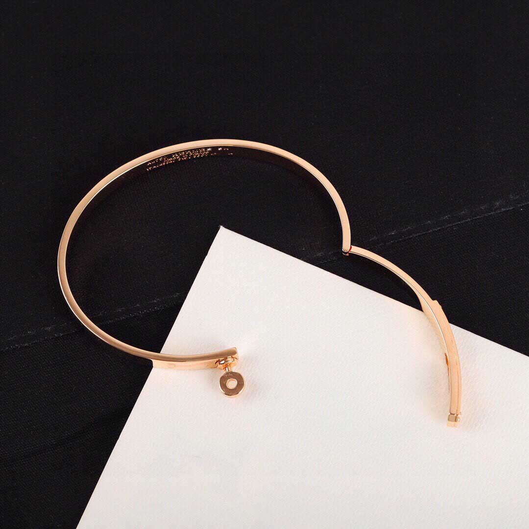 2021 Top quality charm punk bracelet with diamonds in silver and rose gold plated for women wedding jewelry gift in two colors plated have stamp box PS3376
2021 Top quality charm punk bracelet with diamonds in silver and rose gold plated for women wedding jewelry gift in two colors plated have stamp box PS3376