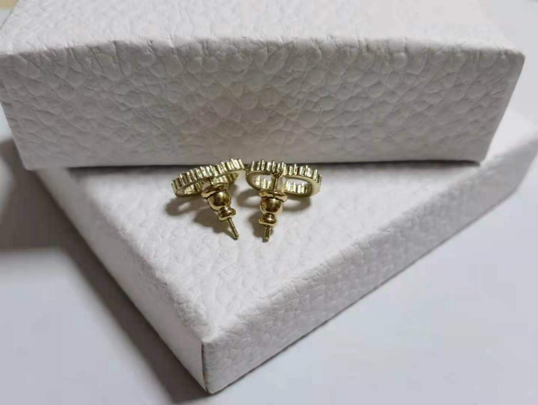 With BOX Fashion brand Have stamps pearl designer earrings for lady women Party wedding lovers gift engagement luxury jewelry for Bride, Golden;silver
With BOX Fashion brand Have stamps pearl designer earrings for lady women Party wedding lovers gift engagement luxury jewelry for Bride, Golden;silver