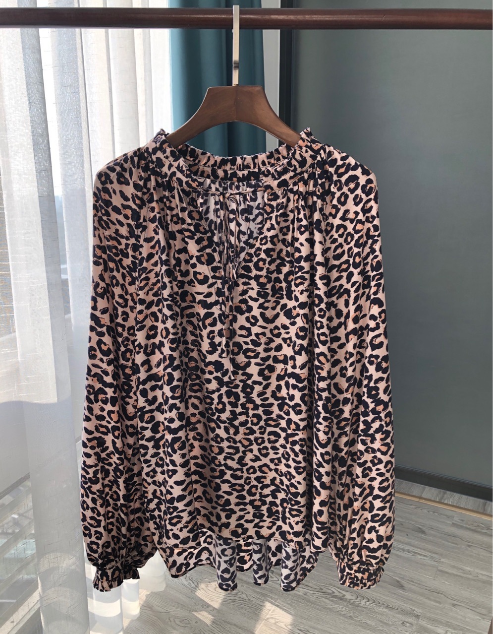 2021 New 100% Viscose Clssico Leopardo Feminino Camisa Gravata Solto Com Decote Em v Manga Longa Senhoras Blusas Escritrio e Topos Roupas De, Black
2021 New 100% Viscose Clssico Leopardo Feminino Camisa Gravata Solto Com Decote Em v Manga Longa Senhoras Blusas Escritrio e Topos Roupas De, Black
