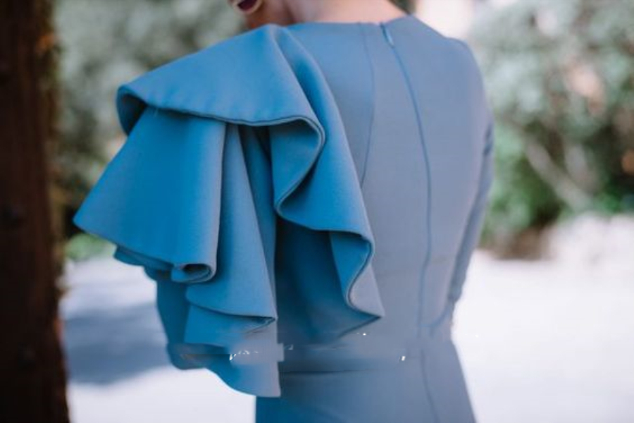 2021 Short Sheath Mother of The Bride Dresses for Wedding Party Long Sleeve Knee Length Guest Dress Ruffles on Shoulder Mom farsali