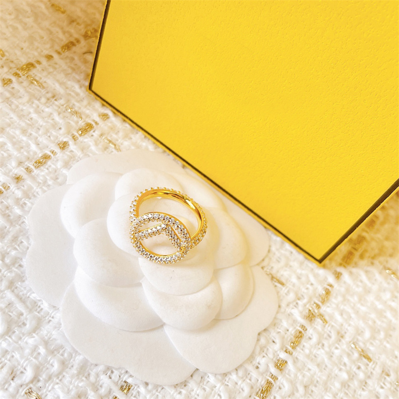 Luxury Womens Brands Rings Fashion Designer Unique Ring Letter Logo Baita Jewelry High Quality Jewelry Valentines Day Gift
Luxury Womens Brands Rings Fashion Designer Unique Ring Letter Logo Baita Jewelry High Quality Jewelry Valentines Day Gift