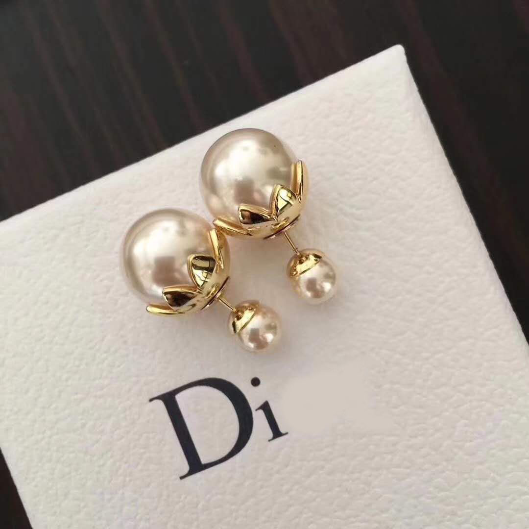 2021 High Quality Brass Women Designer Studs White Pearls After The Petals Hang Stud Earrings Classic Style Engagement Jewelry Lady Party Gifts
2021 High Quality Brass Women Designer Studs White Pearls After The Petals Hang Stud Earrings Classic Style Engagement Jewelry Lady Party Gifts