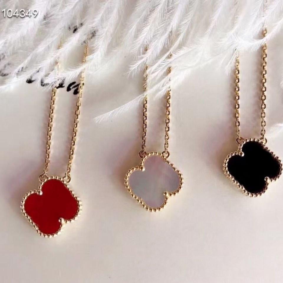 Luxury Designer Women Necklaces Love Pendant Earring Screw Clover Necklace Party Bracelet Wedding Couple Gift Fashion With Box 001
Luxury Designer Women Necklaces Love Pendant Earring Screw Clover Necklace Party Bracelet Wedding Couple Gift Fashion With Box 001