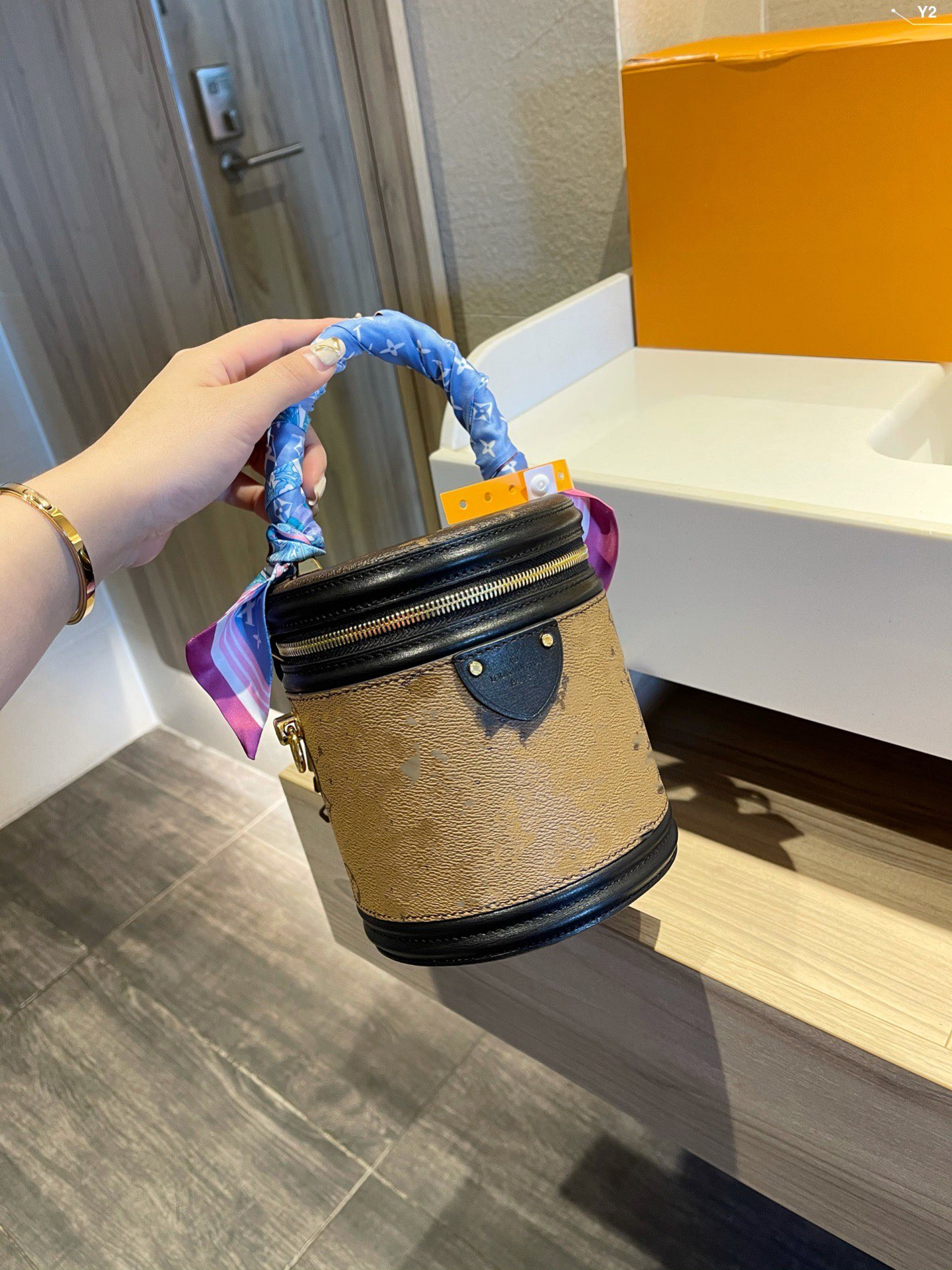 Hoy luxury designer woman high quality leather zipper handbag shoulder bags cylinder mini bucket bag mobile phone bag
Hoy luxury designer woman high quality leather zipper handbag shoulder bags cylinder mini bucket bag mobile phone bag