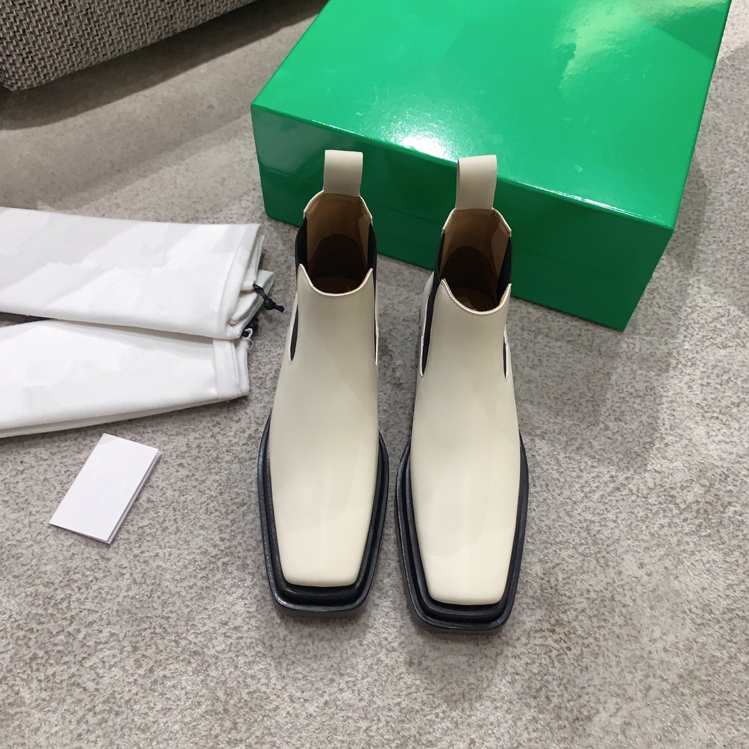 Top quality woman Martin boots cowhide Elastic belt designer ankle boot 100% Leather lady platform Low Heels fashion Autumn winter Thick sol, Black
Top quality woman Martin boots cowhide Elastic belt designer ankle boot 100% Leather lady platform Low Heels fashion Autumn winter Thick sol, Black