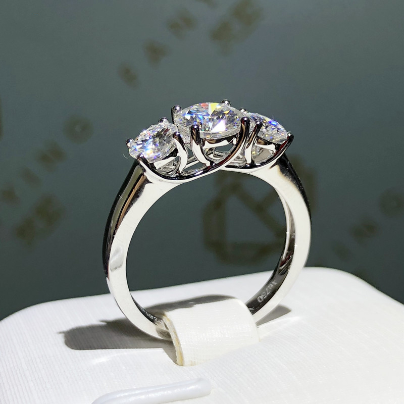 925 silver Ring 2ctw 6.5mm Excellent Round Cut moissanite Jewelry Engagement Ring Anniversary gift
925 silver Ring 2ctw 6.5mm Excellent Round Cut moissanite Jewelry Engagement Ring Anniversary gift