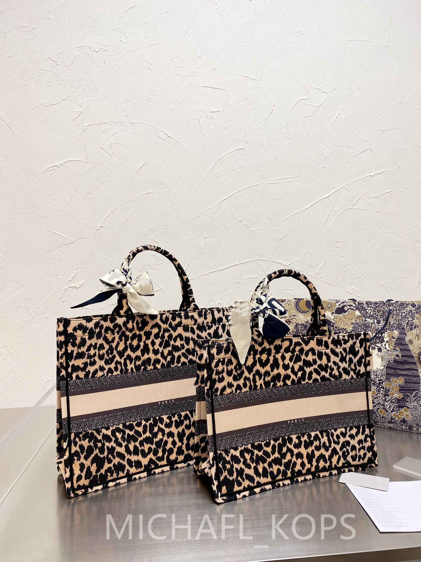 Bag D Spotted Leopard print luxury Tote Handbag with top quality textured fabric shopping bag fashion casual shoulder bag, 36cm
Bag D Spotted Leopard print luxury Tote Handbag with top quality textured fabric shopping bag fashion casual shoulder bag, 36cm