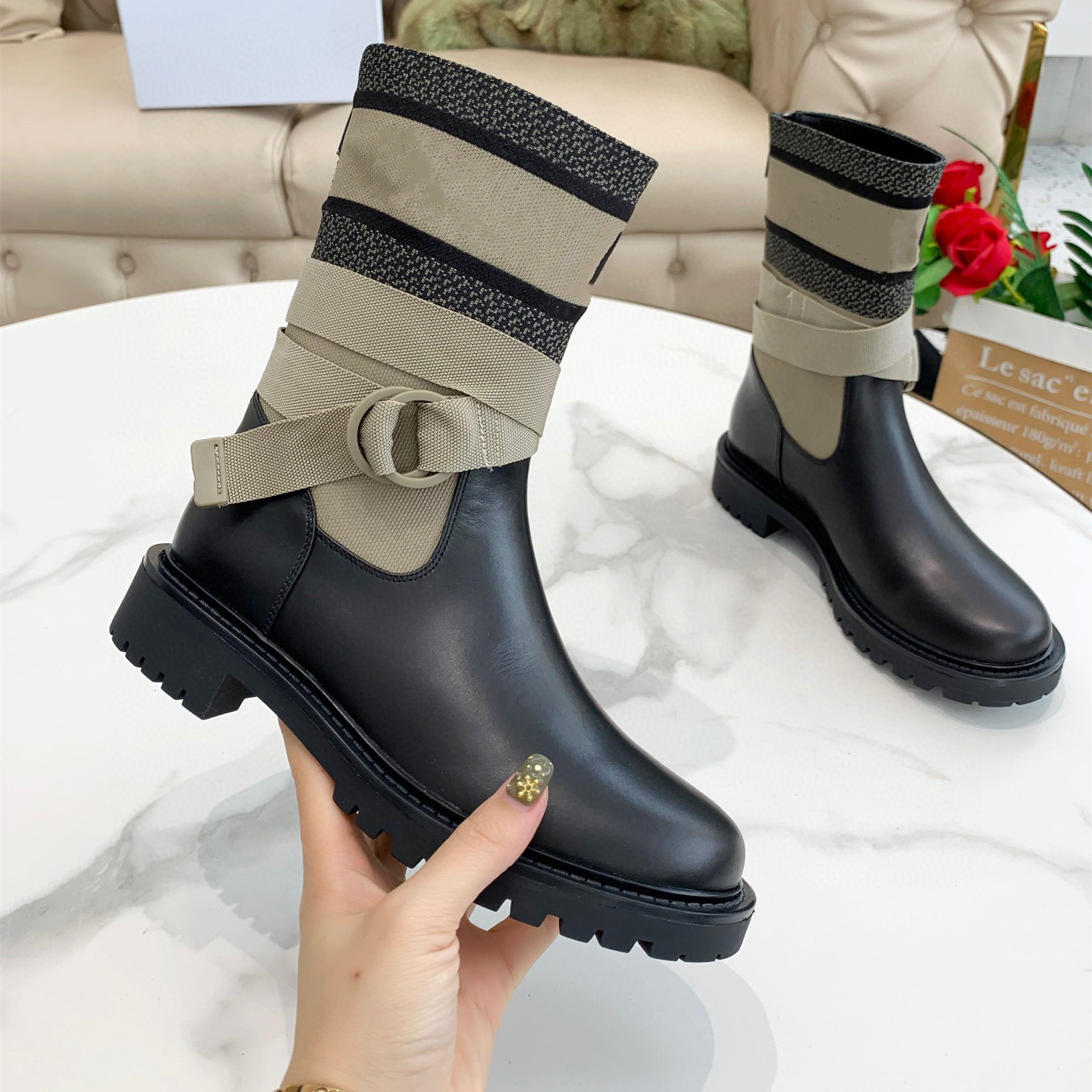 2021 The latest autumn Winter electronic embroidery matching color letters logo round head middle boots for women35-41, Black
2021 The latest autumn Winter electronic embroidery matching color letters logo round head middle boots for women35-41, Black