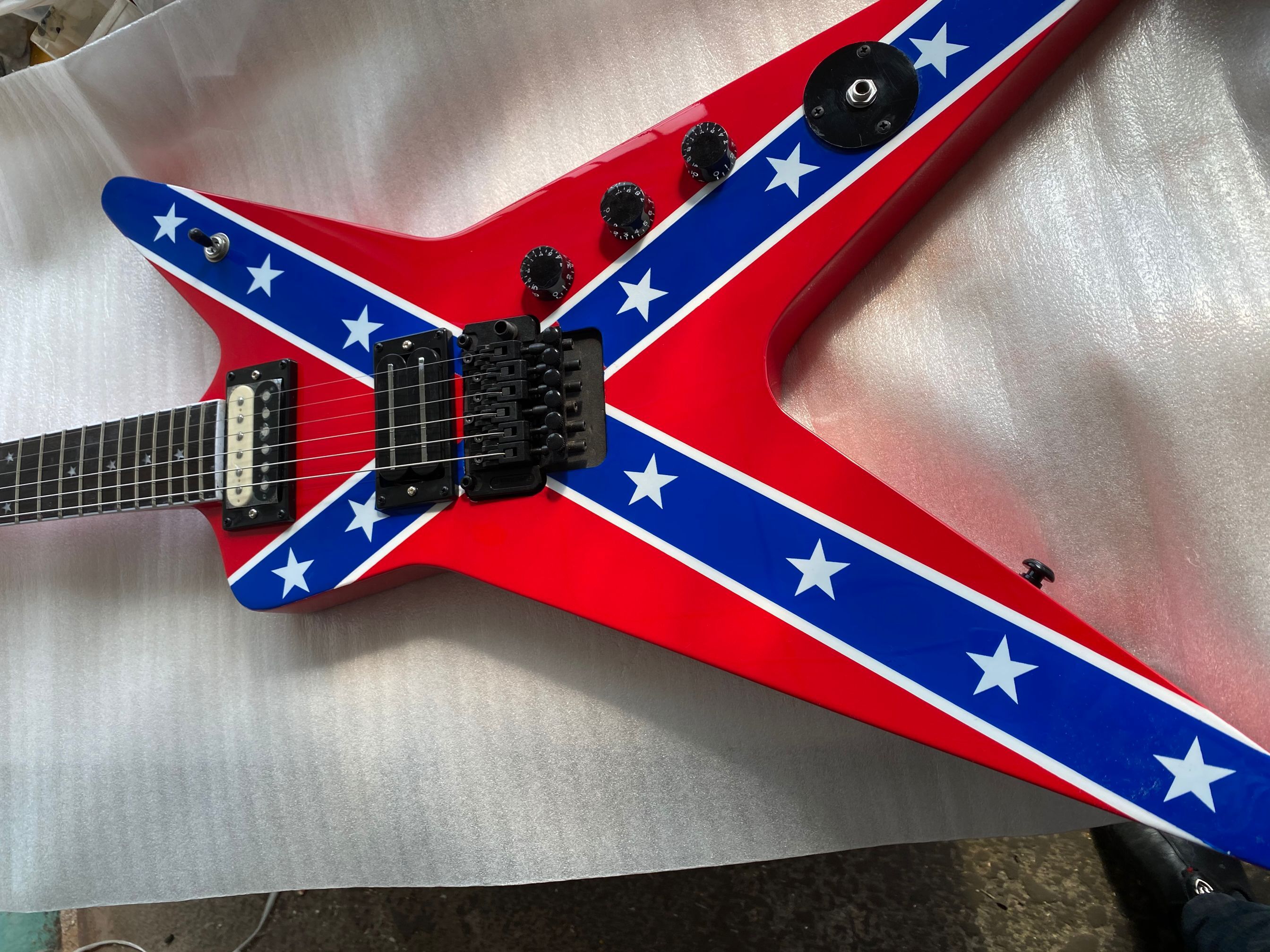 Wash Dime 333 Dimebag Darrell Rebel Confederate Flag Red Electric Guitar Floyd Rose Tremolo Bridge & Locking Nut, Star Inlay, Black Hardware, Whammy Bar
Wash Dime 333 Dimebag Darrell Rebel Confederate Flag Red Electric Guitar Floyd Rose Tremolo Bridge & Locking Nut, Star Inlay, Black Hardware, Whammy Bar