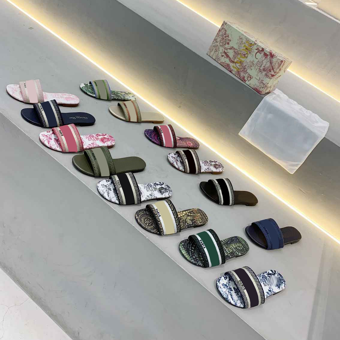 Paris women sandals slippers slides Floral brocade Gear bottoms Flip Flops woman striped Beach causal slipper with box dust bag size 43
Paris women sandals slippers slides Floral brocade Gear bottoms Flip Flops woman striped Beach causal slipper with box dust bag size 43