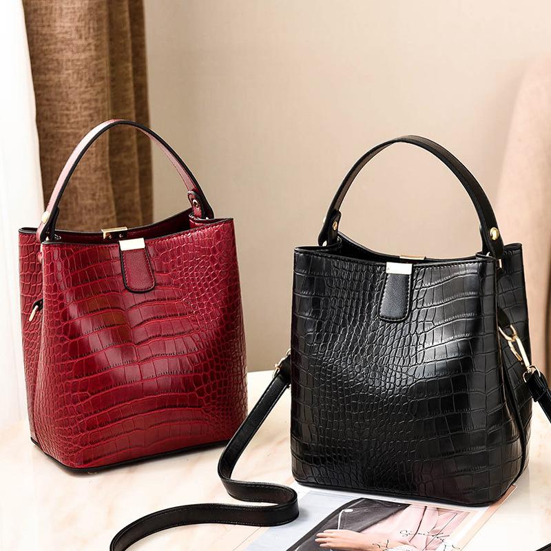 2021 New Crocodile Pattern Female Tote Bag Casual Shoulder Bag Handbags Simple Fashion Woman, Black
2021 New Crocodile Pattern Female Tote Bag Casual Shoulder Bag Handbags Simple Fashion Woman, Black