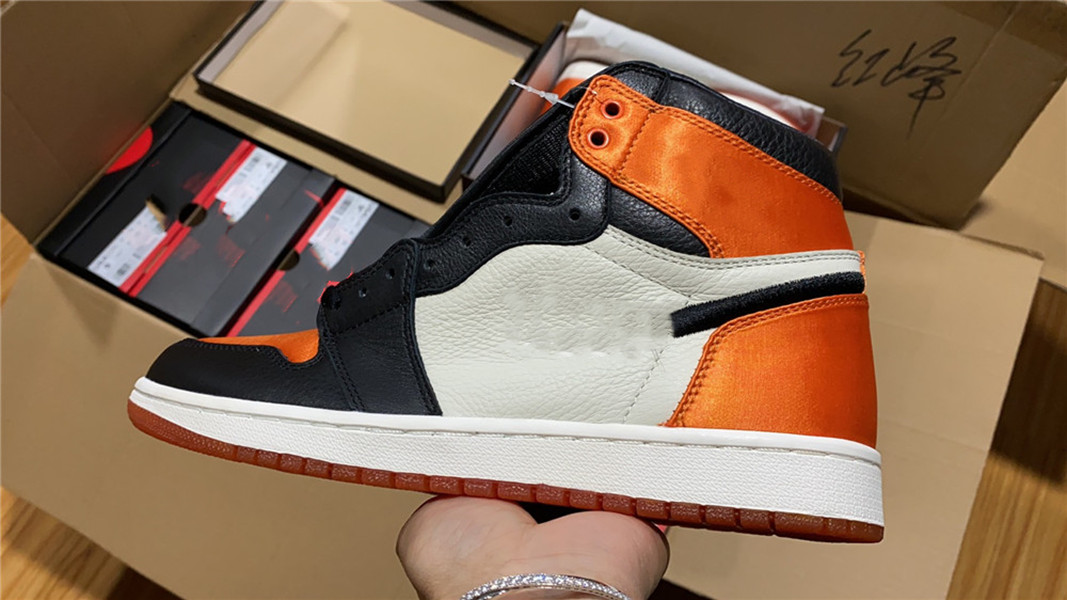 New Men Women With Box 1s Basketball Shoes 1 Satin Orange Athletic Shoes High Quality Sports Outdoors Sneakers, As picture
New Men Women With Box 1s Basketball Shoes 1 Satin Orange Athletic Shoes High Quality Sports Outdoors Sneakers, As picture