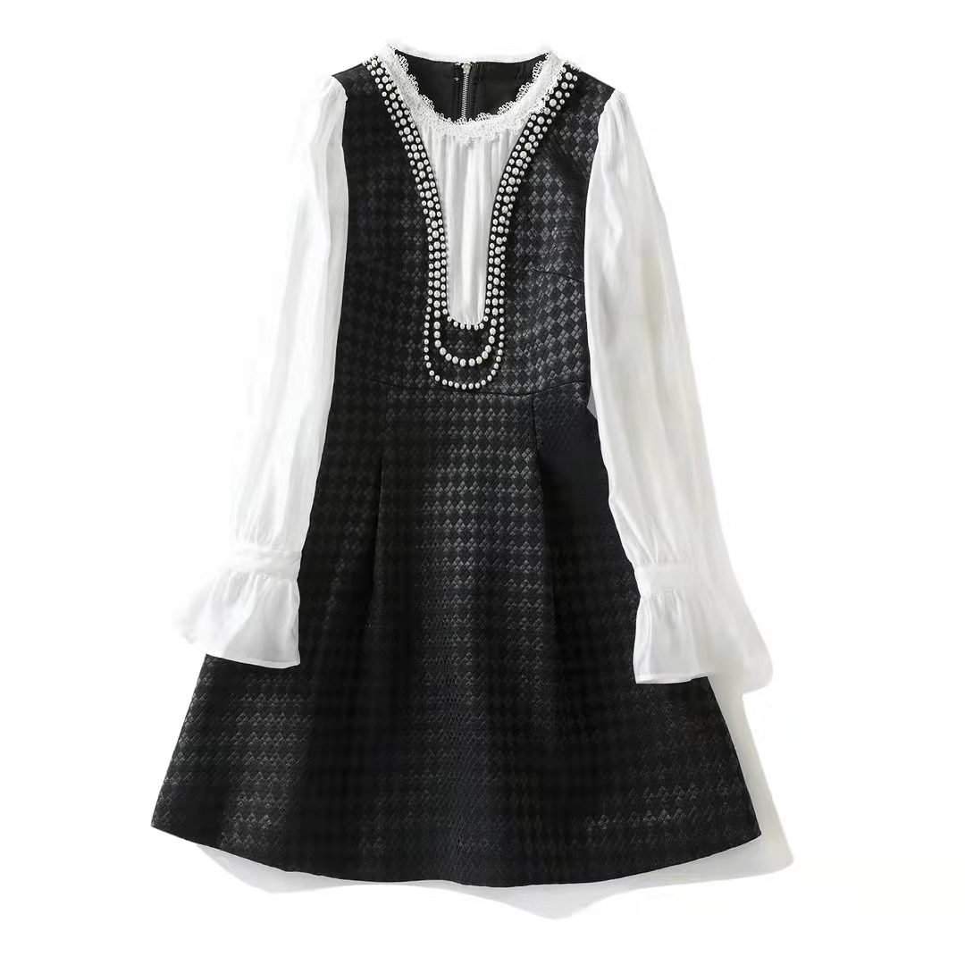 European and American women' clothing winter 2022 new Horn long sleeve pin bead round collar Fashionable patchwork plaid dress, Black
European and American women' clothing winter 2022 new Horn long sleeve pin bead round collar Fashionable patchwork plaid dress, Black