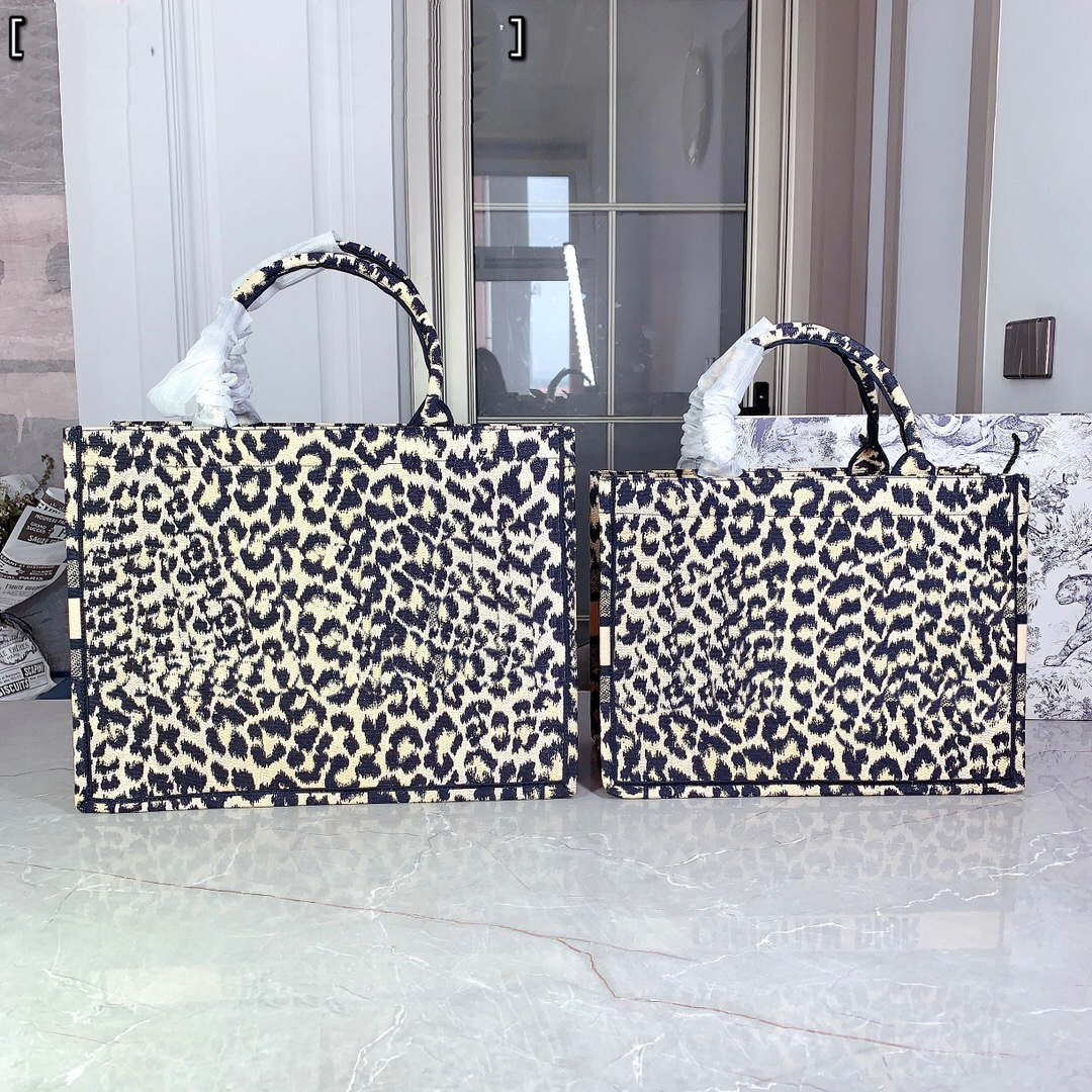 2021 Designer Shoulder Bags women's luxury classic letter printed shopping bag fashion high quality handbag
2021 Designer Shoulder Bags women's luxury classic letter printed shopping bag fashion high quality handbag