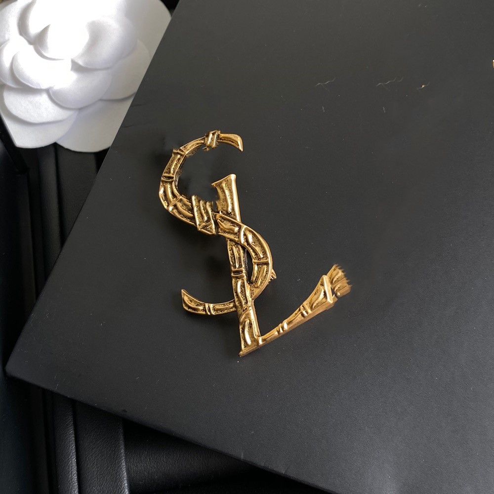 European and American letter brooch high-quality designer men's women's gold silver accessories suitable for party dress pins exquisite gift specifications
European and American letter brooch high-quality designer men's women's gold silver accessories suitable for party dress pins exquisite gift specifications