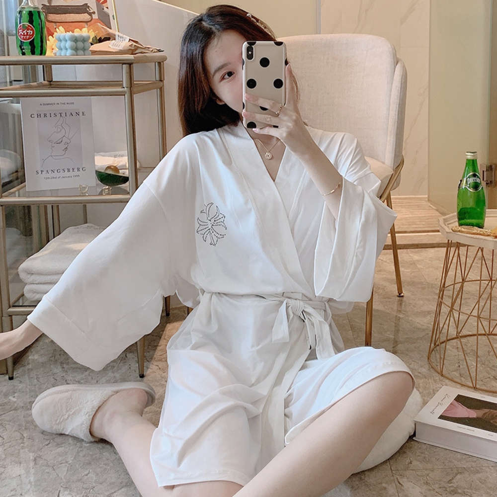 Korean sexy casual robe women Japanese V-neck large size el beauty bathrobe home clothes fashion
Korean sexy casual robe women Japanese V-neck large size el beauty bathrobe home clothes fashion