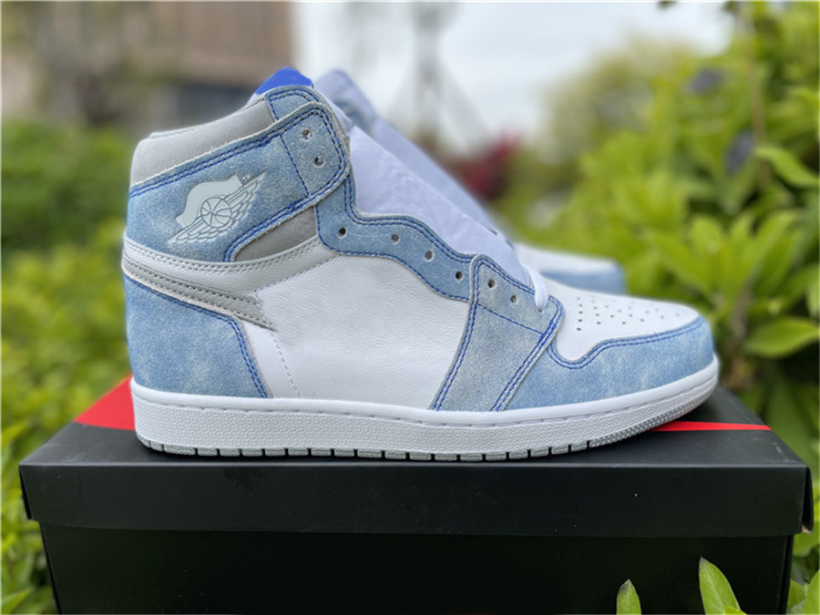 2021 High OG 1 Hyper Royal Outdoor Shoes 1s Man 555088-402 Trainer Sports Sneakers With Original Box Authentic 40-47.5
2021 High OG 1 Hyper Royal Outdoor Shoes 1s Man 555088-402 Trainer Sports Sneakers With Original Box Authentic 40-47.5