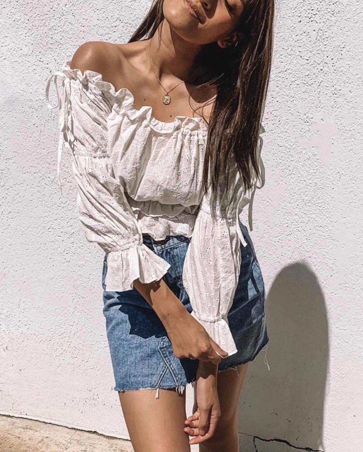 2021 Women White Embroidery Hollow out Hole Wood ears Off Shoulder Leg Sleeve Shirt Retro Elastic Ruched Short Blouse Sweet Tops
2021 Women White Embroidery Hollow out Hole Wood ears Off Shoulder Leg Sleeve Shirt Retro Elastic Ruched Short Blouse Sweet Tops