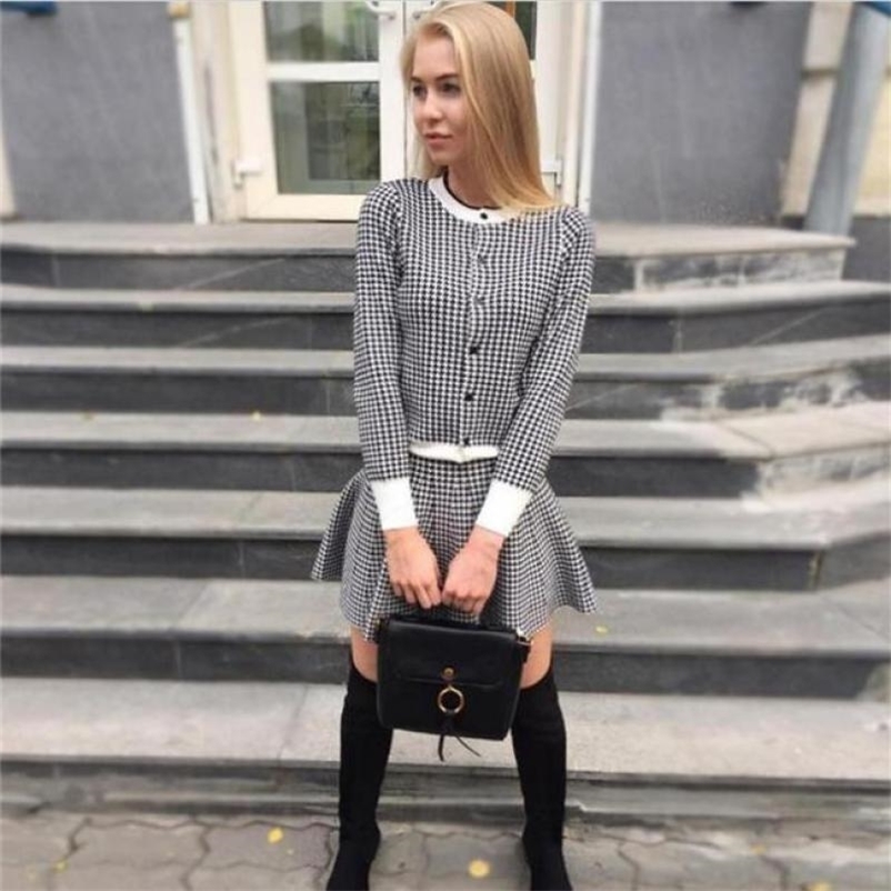 Spring Knitted Suits Plaid Two Piece Set Women Slim Sweater Cardigan + A-line Short Skirts 2 Pcs Sets Red et 210602
Spring Knitted Suits Plaid Two Piece Set Women Slim Sweater Cardigan + A-line Short Skirts 2 Pcs Sets Red et 210602