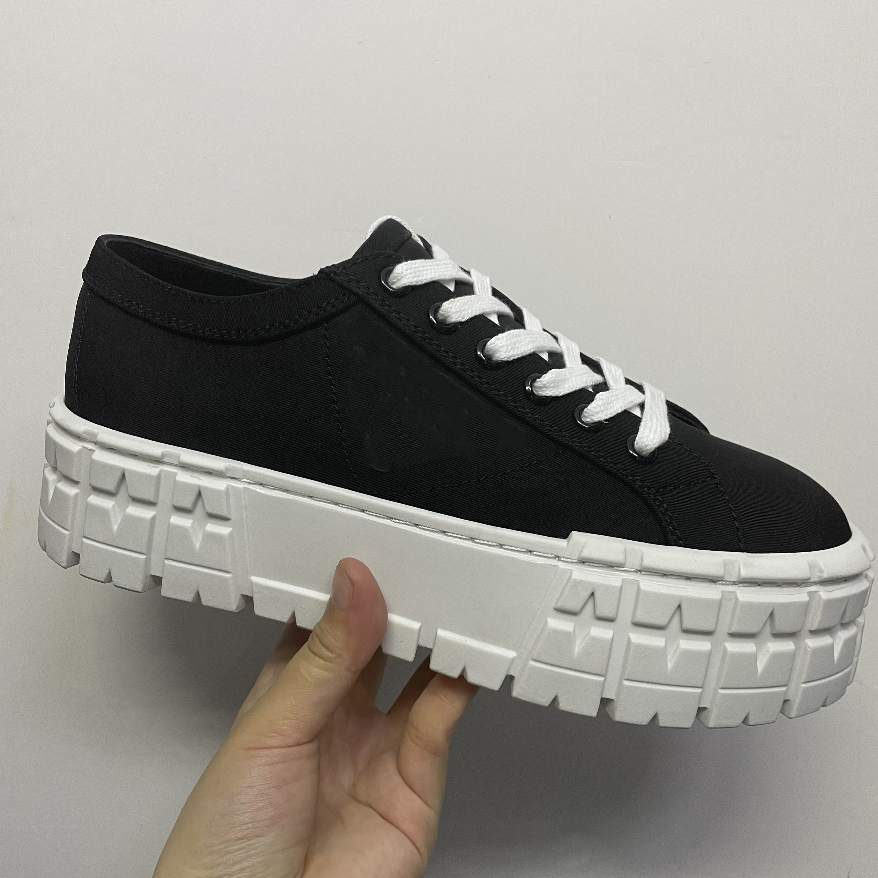 Women Wheel Cassetta Platform Flat Sneakers Outdoor Casual Shoes White Pink 4 Colors Thick Rubber Bottom Runner Trainer Top Quality With Box 261, Color 1
Women Wheel Cassetta Platform Flat Sneakers Outdoor Casual Shoes White Pink 4 Colors Thick Rubber Bottom Runner Trainer Top Quality With Box 261, Color 1