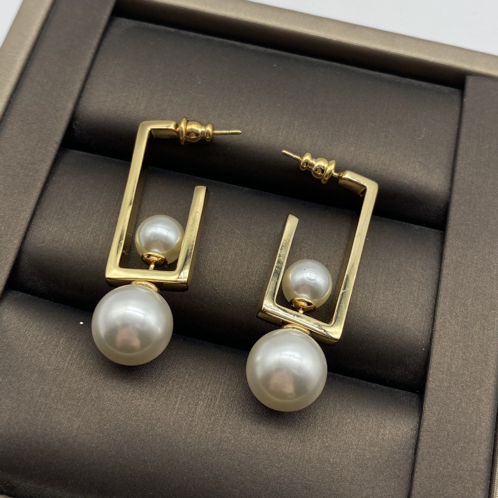 Gold Color Top Quality Brass Women Designer Studs White Pearl Rectangle Style Fashion Copper Hoops Engagement Jewelry Lady Party Gifts
Gold Color Top Quality Brass Women Designer Studs White Pearl Rectangle Style Fashion Copper Hoops Engagement Jewelry Lady Party Gifts