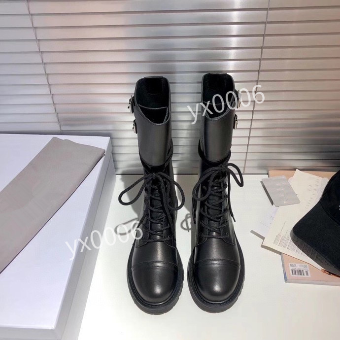 

2022 designer Interlocking Black 35-40 lambskin leather ankle boots snow boot round Toe pull-on Martin booties fz201022, 01
