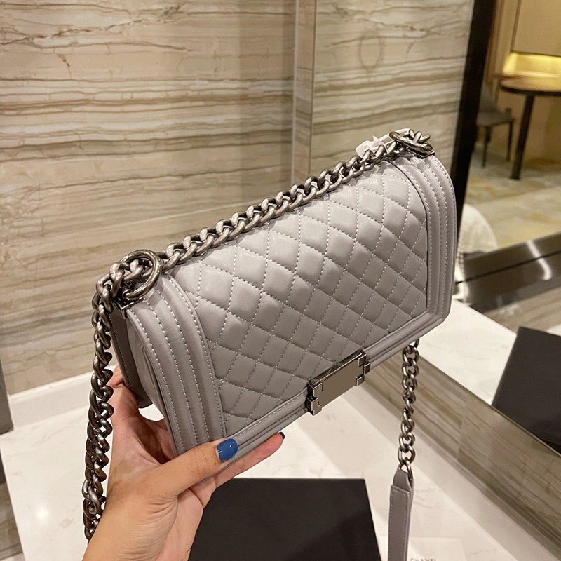 Autumn Vintage Boy Girls Fashion Falp Bags Calfskin Classic Old Metal Hardware Quilted Adjustable Shoulder Strap Famous Designer Womens Luxu, Red;black 
Autumn Vintage Boy Girls Fashion Falp Bags Calfskin Classic Old Metal Hardware Quilted Adjustable Shoulder Strap Famous Designer Womens Luxu, Red;black