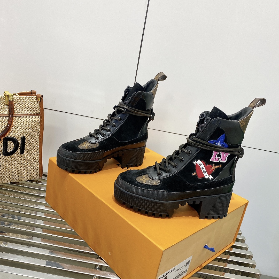 2021 The Now luxury designer Leather Women boots Martin Desert Boot flamingos Love arrow medal 100% real leathers Horsebit coarse Winter des, Black
2021 The Now luxury designer Leather Women boots Martin Desert Boot flamingos Love arrow medal 100% real leathers Horsebit coarse Winter des, Black