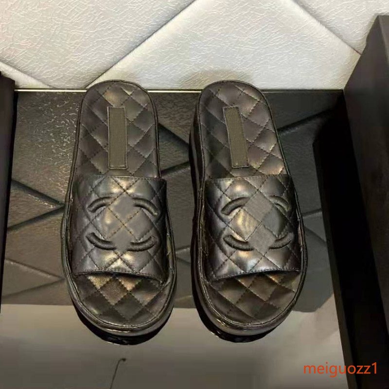 Brand Early spring slippers 2021 summer casual Designer yellow black white green flat-heeled platform sandals luxury flip flops 35-4
Brand Early spring slippers 2021 summer casual Designer yellow black white green flat-heeled platform sandals luxury flip flops 35-4