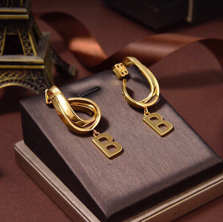 Fashion Women Dangle Earring studs High Quality new Unique Shaped Brand B letters Pendant with logo shiny non-fading Chandelier Earrings
Fashion Women Dangle Earring studs High Quality new Unique Shaped Brand B letters Pendant with logo shiny non-fading Chandelier Earrings