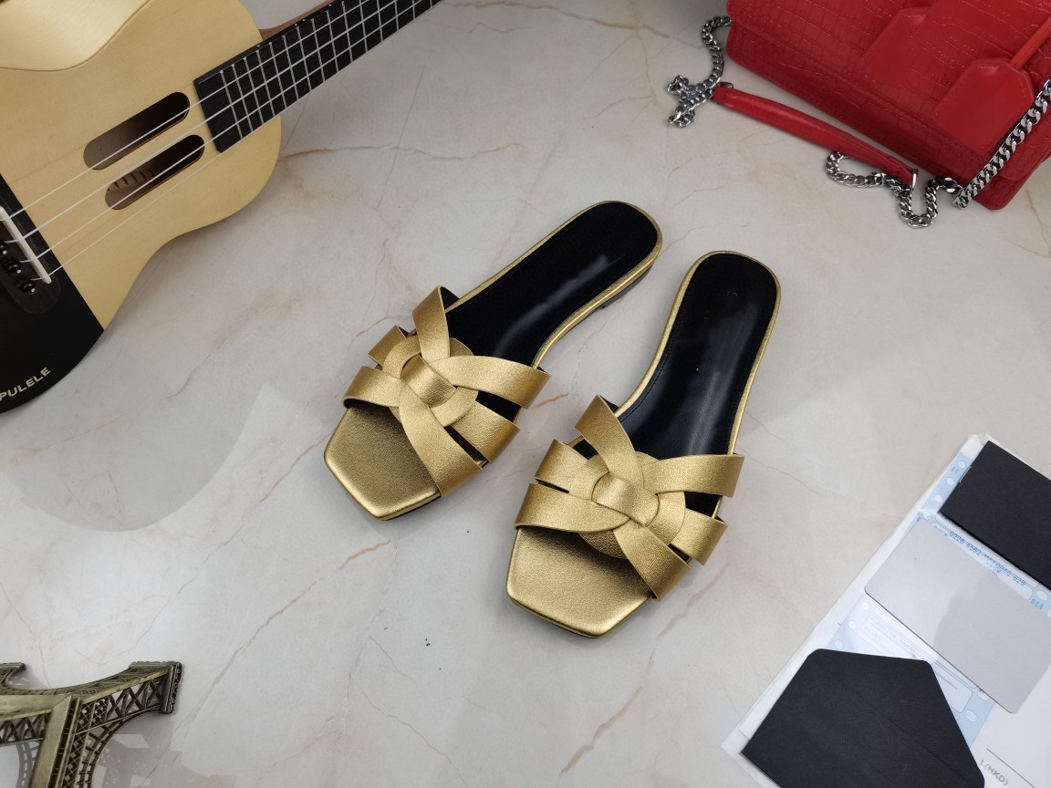 famous brand Beach slippers Classic Flat heel Summer Designer Fashion flops leather lady Slides women shoes Hotel Bath Ladies sexy Sandals Large size 1203, 10
famous brand Beach slippers Classic Flat heel Summer Designer Fashion flops leather lady Slides women shoes Hotel Bath Ladies sexy Sandals Large size 1203, 10