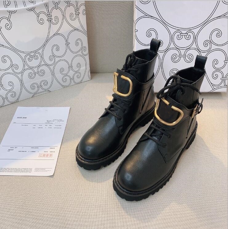 2021 Hot temperament Women High Quality Genuine Leather V Metal Buckle Martin boot Motorcycle boots Outdoor Thick Bottom Shoes Boot, Metal letter style
2021 Hot temperament Women High Quality Genuine Leather V Metal Buckle Martin boot Motorcycle boots Outdoor Thick Bottom Shoes Boot, Metal letter style