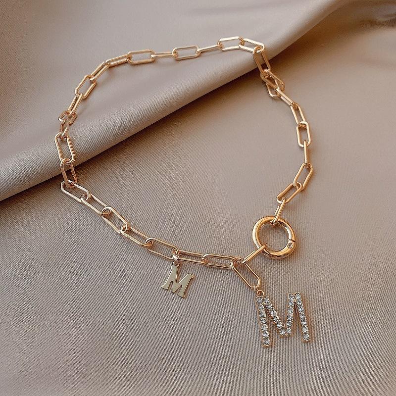 Chokers 2021 Punk Style Hip Hop Thick Chain Short Necklace For Woman M Letter Pendant Neck Korean Fashion Jewelry Sweater
Chokers 2021 Punk Style Hip Hop Thick Chain Short Necklace For Woman M Letter Pendant Neck Korean Fashion Jewelry Sweater