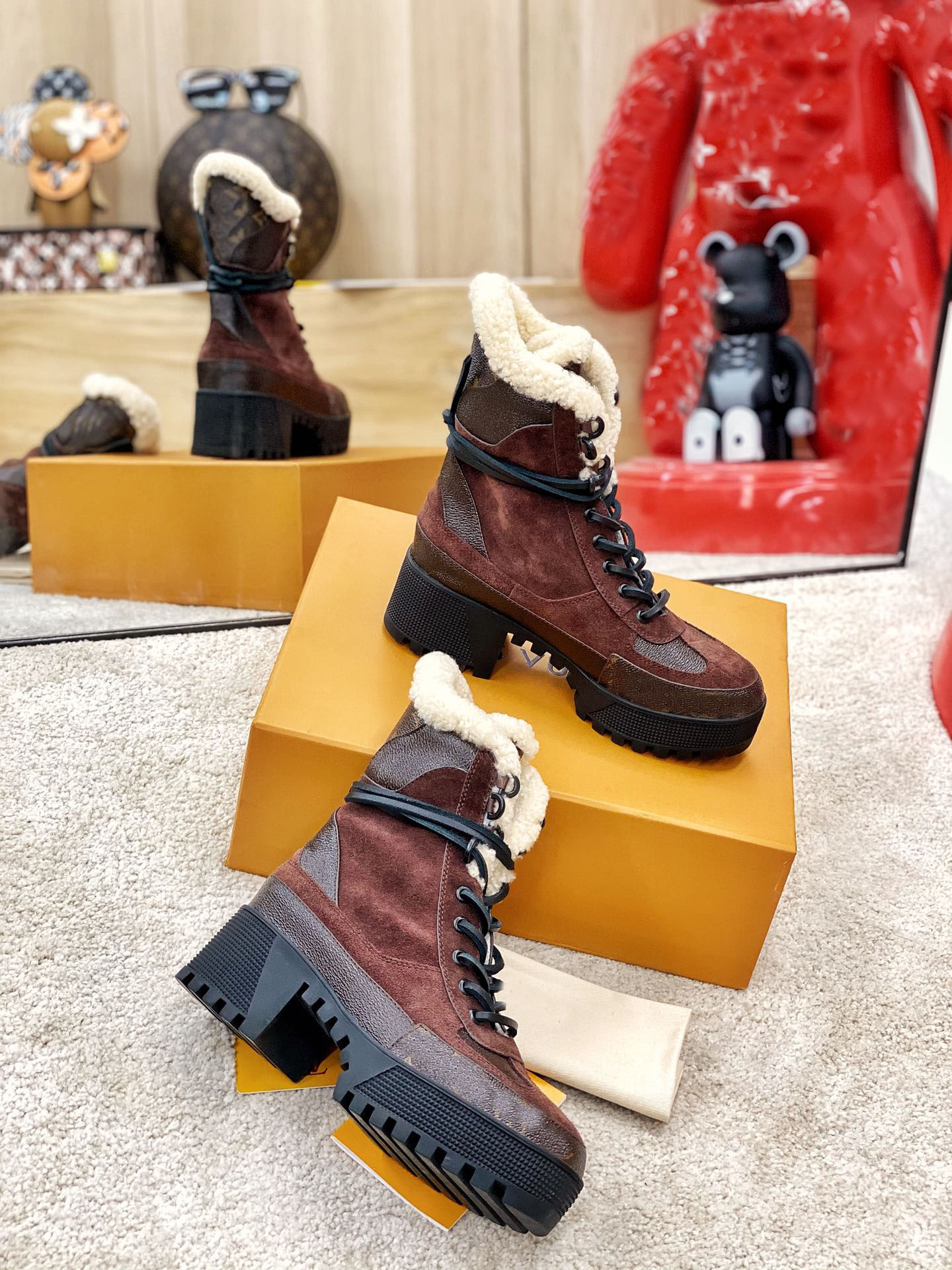 luxury brand women designer boots Martin Desert boo ts s Flamingo Love Arrow Medal 100% genuine leather thick winter shoes high heel size 35-42, Color 19
luxury brand women designer boots Martin Desert boo ts s Flamingo Love Arrow Medal 100% genuine leather thick winter shoes high heel size 35-42, Color 19