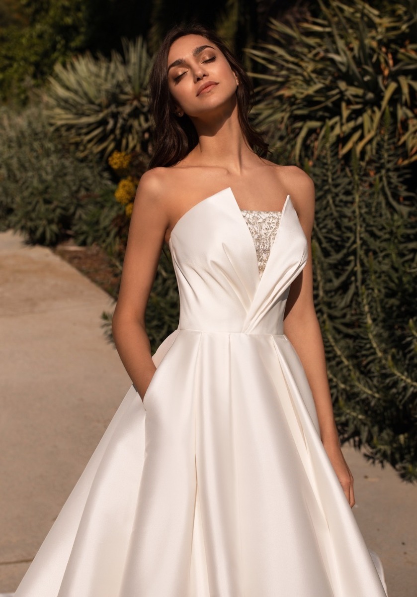 2021 New Strapless Satin A-line Wedding with Pleat Lace Court Train Button Back High Quality Bridal Gowns Inm7, Champagne
2021 New Strapless Satin A-line Wedding with Pleat Lace Court Train Button Back High Quality Bridal Gowns Inm7, Champagne