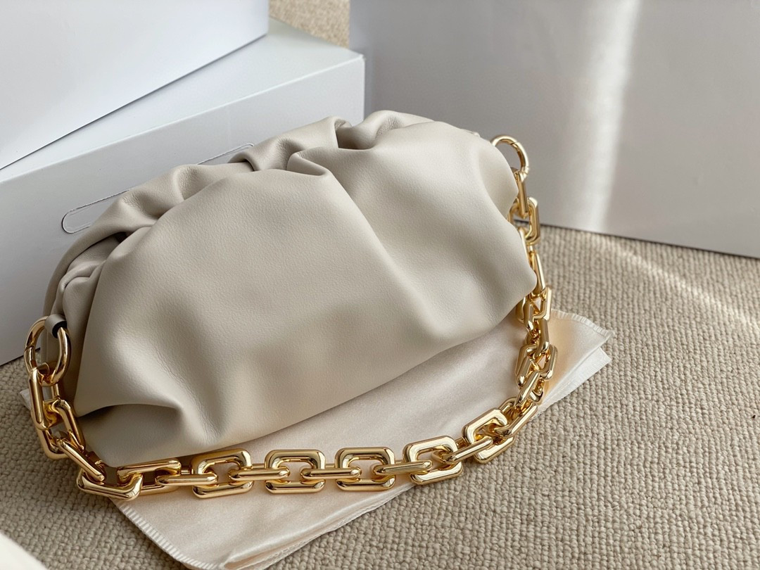 New luxury designer brand women's clutch classic shoulder bag soft cowhide THE CHAIN POUCH B V clutch, Plastic bag
New luxury designer brand women's clutch classic shoulder bag soft cowhide THE CHAIN POUCH B V clutch, Plastic bag