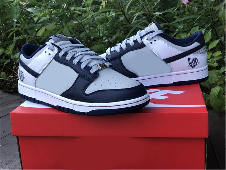 Authentic Dunk Brooklyn Low Nets Shoes Men Women 75th Anniversary Grey Navy White Outdoor Sports Sneakers DD3363-001 With Original Box 36-46
Authentic Dunk Brooklyn Low Nets Shoes Men Women 75th Anniversary Grey Navy White Outdoor Sports Sneakers DD3363-001 With Original Box 36-46