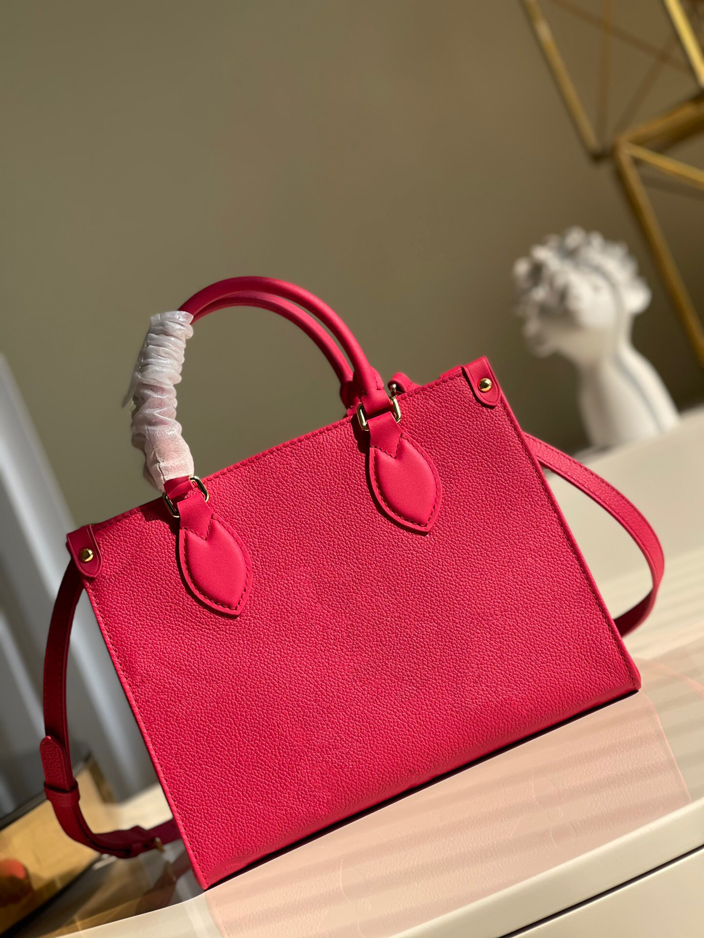 top M45660 luxury designers totes bags ONTHEGO PM bag Freesia Pink handbag embossed pattern leather shoulder handbags famous fashion style
top M45660 luxury designers totes bags ONTHEGO PM bag Freesia Pink handbag embossed pattern leather shoulder handbags famous fashion style