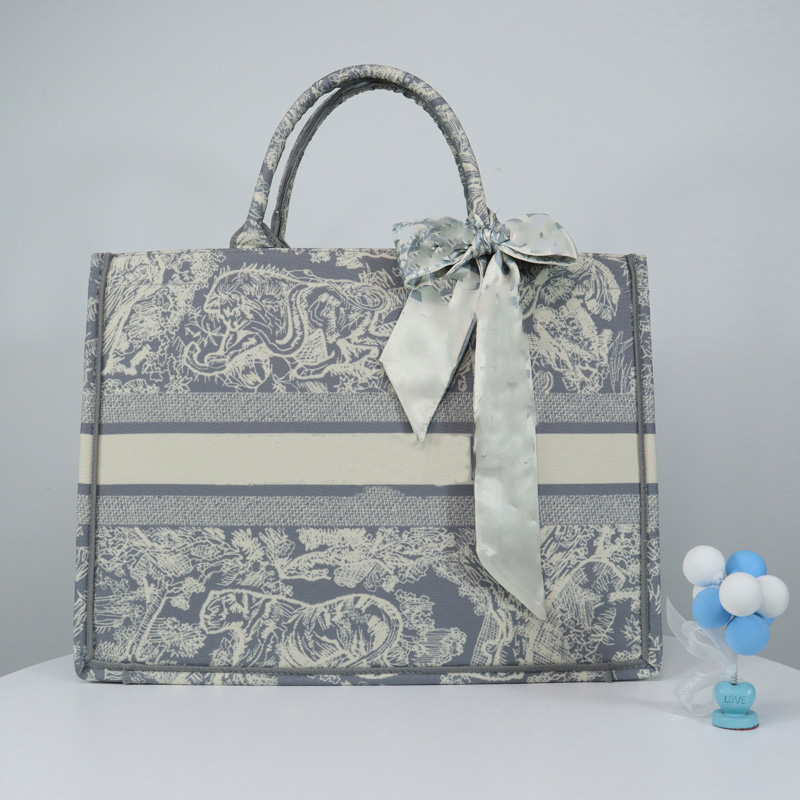 Luxury high-end ladies designer one-shoulder messenger bag old flower book handbag canvas embroidery shopping bag size: 41cm 36cm, Dust bag
Luxury high-end ladies designer one-shoulder messenger bag old flower book handbag canvas embroidery shopping bag size: 41cm 36cm, Dust bag