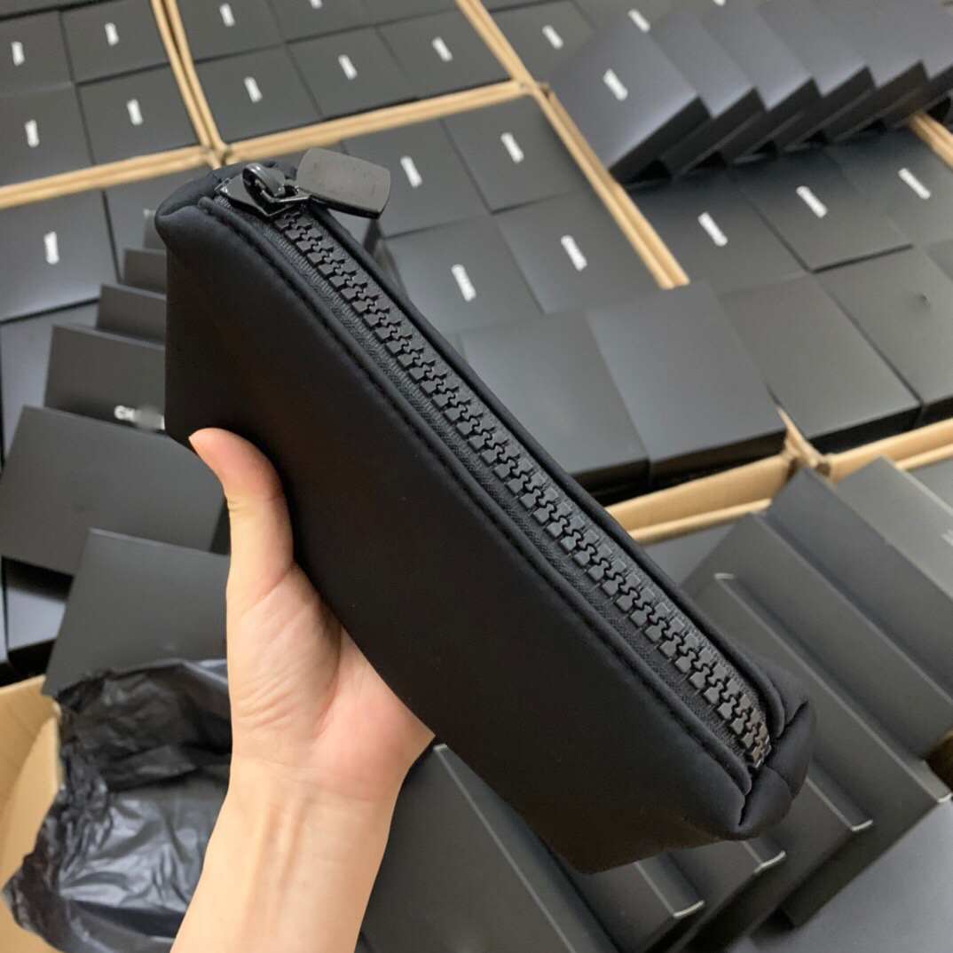 2021 Women Black Makeup Bag Travelling Toilet Fashion Brand Designer Large Capacity Cosmetics Pouch Nylon Bags with Box Packing
2021 Women Black Makeup Bag Travelling Toilet Fashion Brand Designer Large Capacity Cosmetics Pouch Nylon Bags with Box Packing