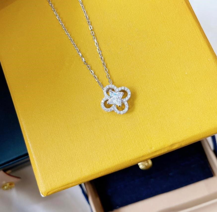 New Clover Pendant Necklaces for Women Designer bling 925 sterling Silver Full Rhinestone Flower Hollow out Simple Necklace Jewelry
New Clover Pendant Necklaces for Women Designer bling 925 sterling Silver Full Rhinestone Flower Hollow out Simple Necklace Jewelry