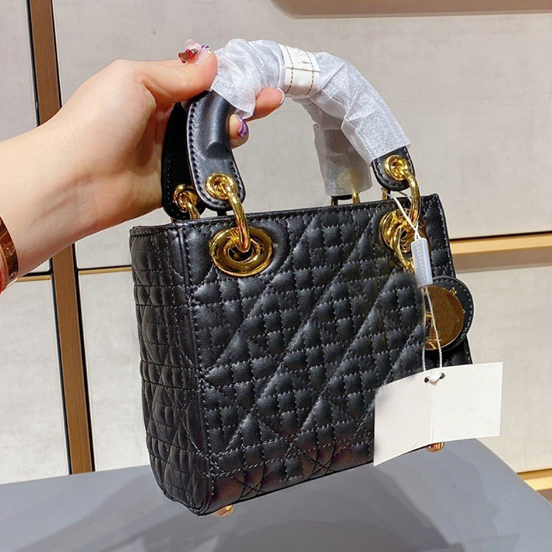 Luxury Designers High Quality Shoulder Bags mini designer Cross Body Golden And Silver Logo Handbag boutique women Messenger bag Clutch#32, Size mini 17cm
Luxury Designers High Quality Shoulder Bags mini designer Cross Body Golden And Silver Logo Handbag boutique women Messenger bag Clutch#32, Size mini 17cm