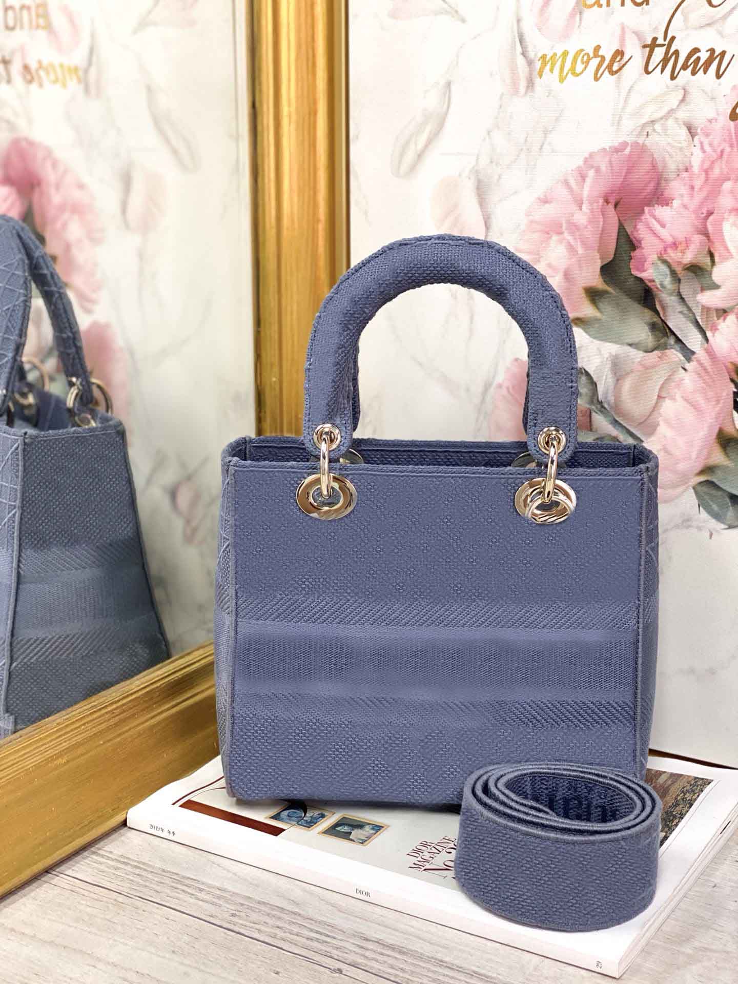 2021 high quality luxurys DESIGNER BAG canvas designer women's handbag Diana handbag multicolor luxurys fashion designer bag gift box
2021 high quality luxurys DESIGNER BAG canvas designer women's handbag Diana handbag multicolor luxurys fashion designer bag gift box