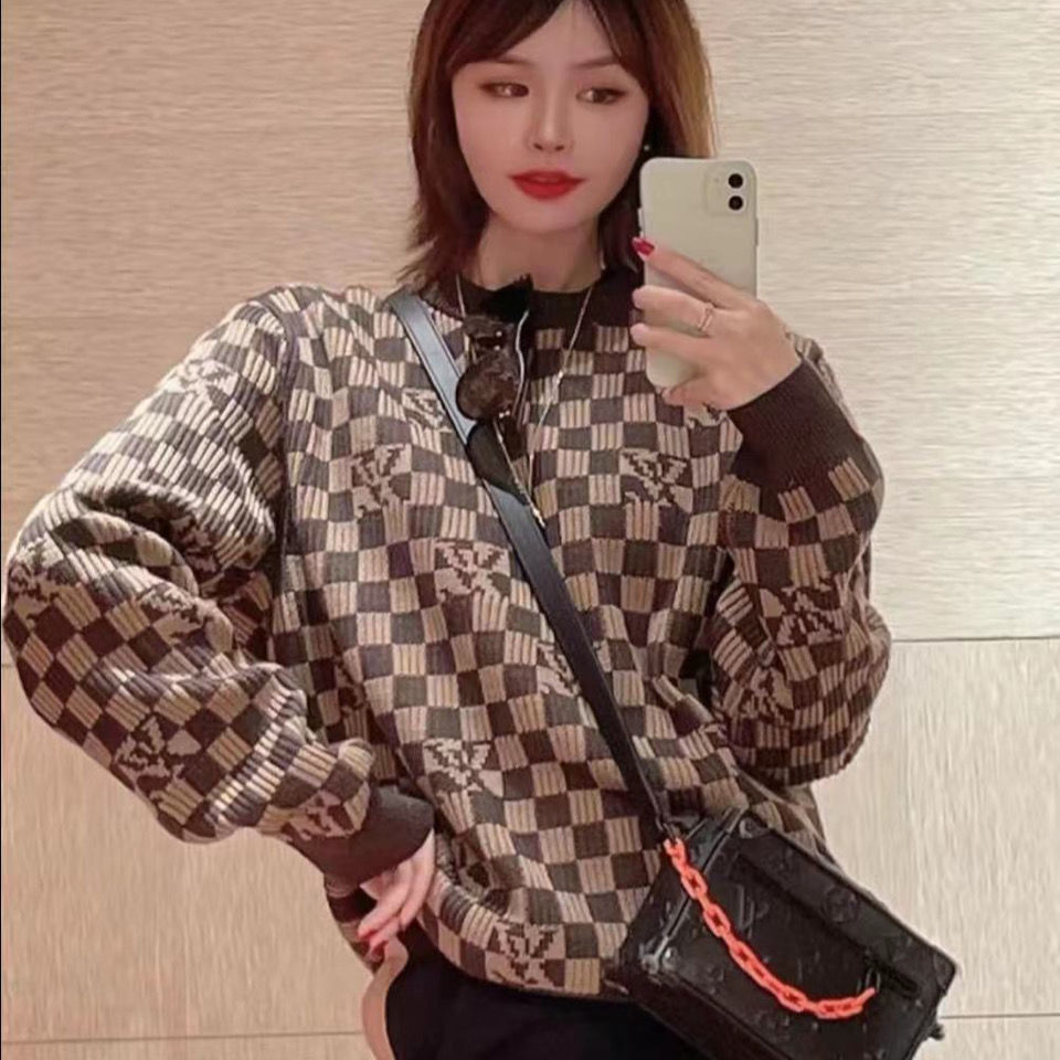 Sweaters for Men and Women with High-quality Presbyopia Color Matching Plaid Letter Jacquard Sweater Temperament Loose Top, Photo color
Sweaters for Men and Women with High-quality Presbyopia Color Matching Plaid Letter Jacquard Sweater Temperament Loose Top, Photo color
