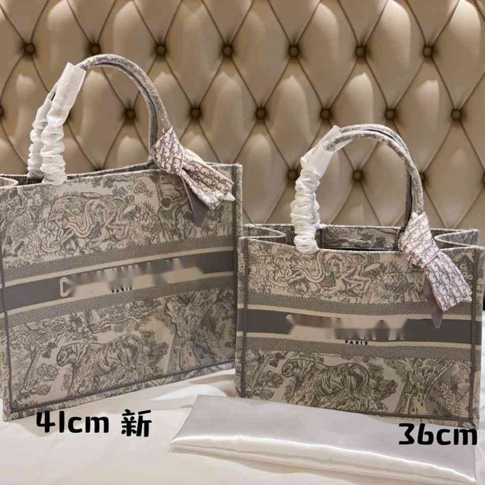 Christian Three Bags Dimensional Embroidery of Grey Tiger Shopping Bag Luxurys Bags, 42cm
Christian Three Bags Dimensional Embroidery of Grey Tiger Shopping Bag Luxurys Bags, 42cm