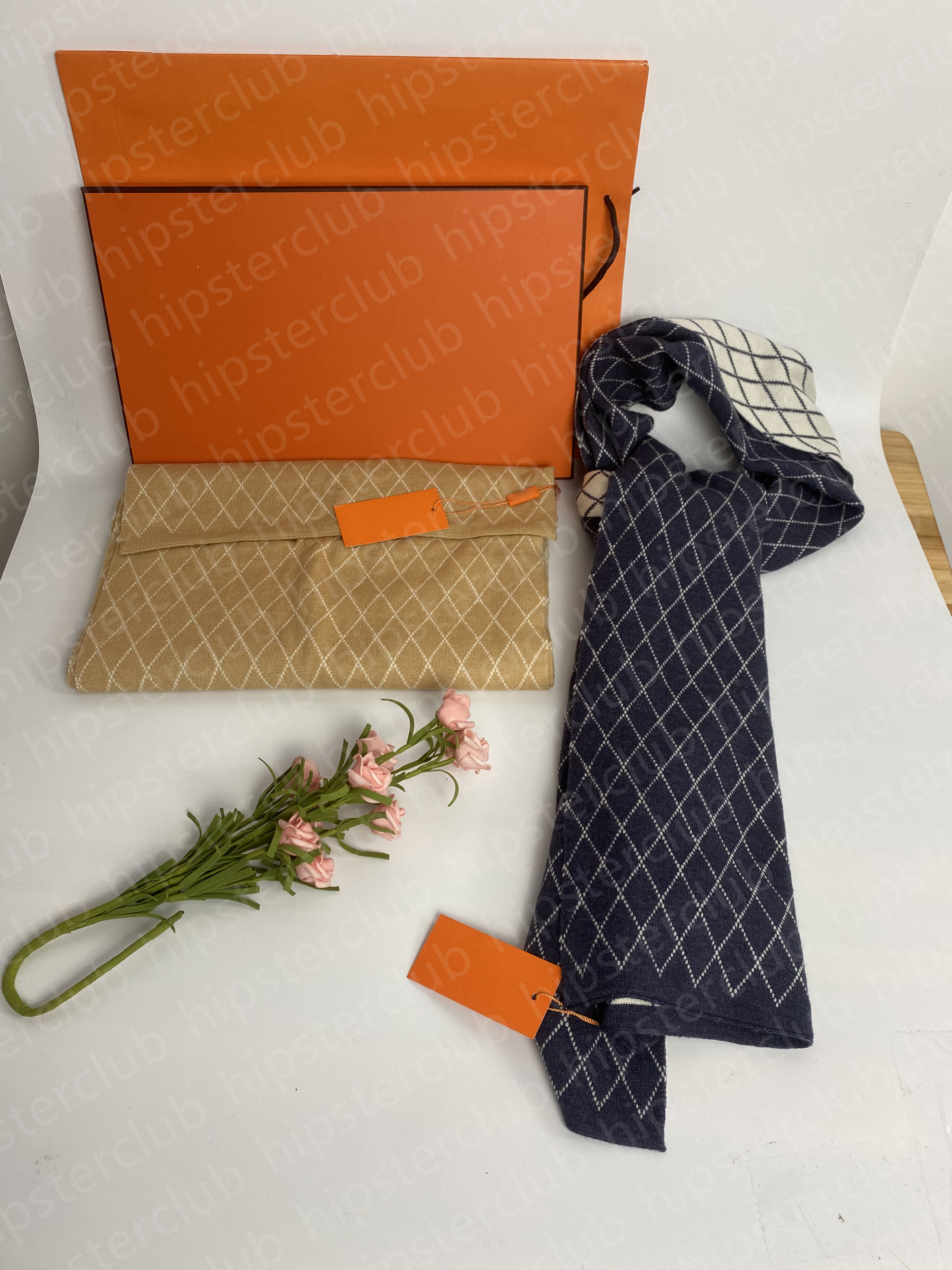 Wholesale scarf shawl warm luxurious female autumn winter designer letter scarfs fashion plaid mens scarves with box size:30cm*180cm
Wholesale scarf shawl warm luxurious female autumn winter designer letter scarfs fashion plaid mens scarves with box size:30cm*180cm