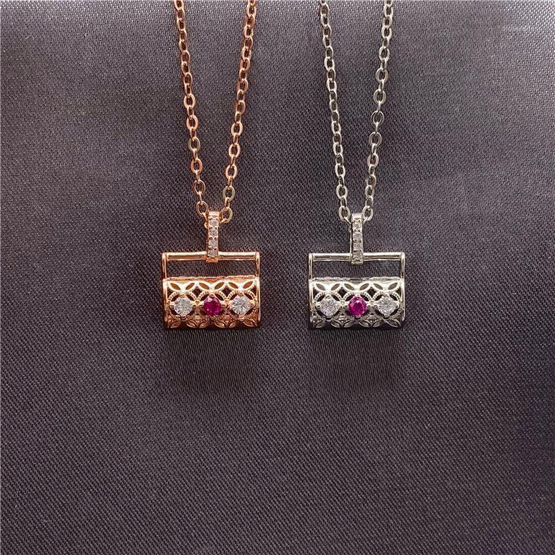 Chains 18K Real Gold Women Jewelry S925 Silver Necklace Charms Mini Bag Pendant Diamond Choker Clavicle Chain Birthday Gifts
Chains 18K Real Gold Women Jewelry S925 Silver Necklace Charms Mini Bag Pendant Diamond Choker Clavicle Chain Birthday Gifts