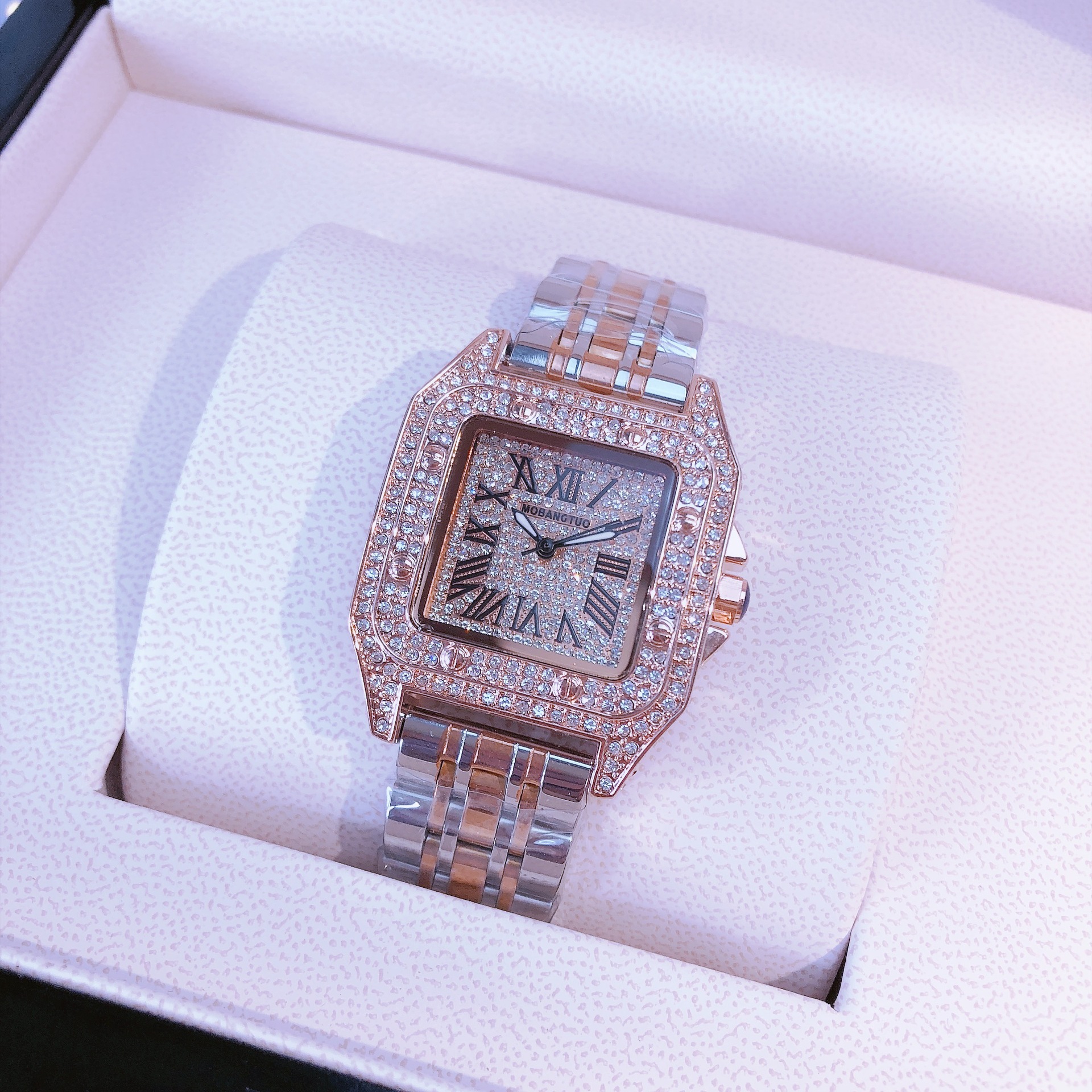 European and American Fashion High-End Mobangtuo Brand Womens Watch Tank Small Square Watch Womens Steel Belt Waterproof Richard Same Style, Default color
European and American Fashion High-End Mobangtuo Brand Womens Watch Tank Small Square Watch Womens Steel Belt Waterproof Richard Same Style, Default color