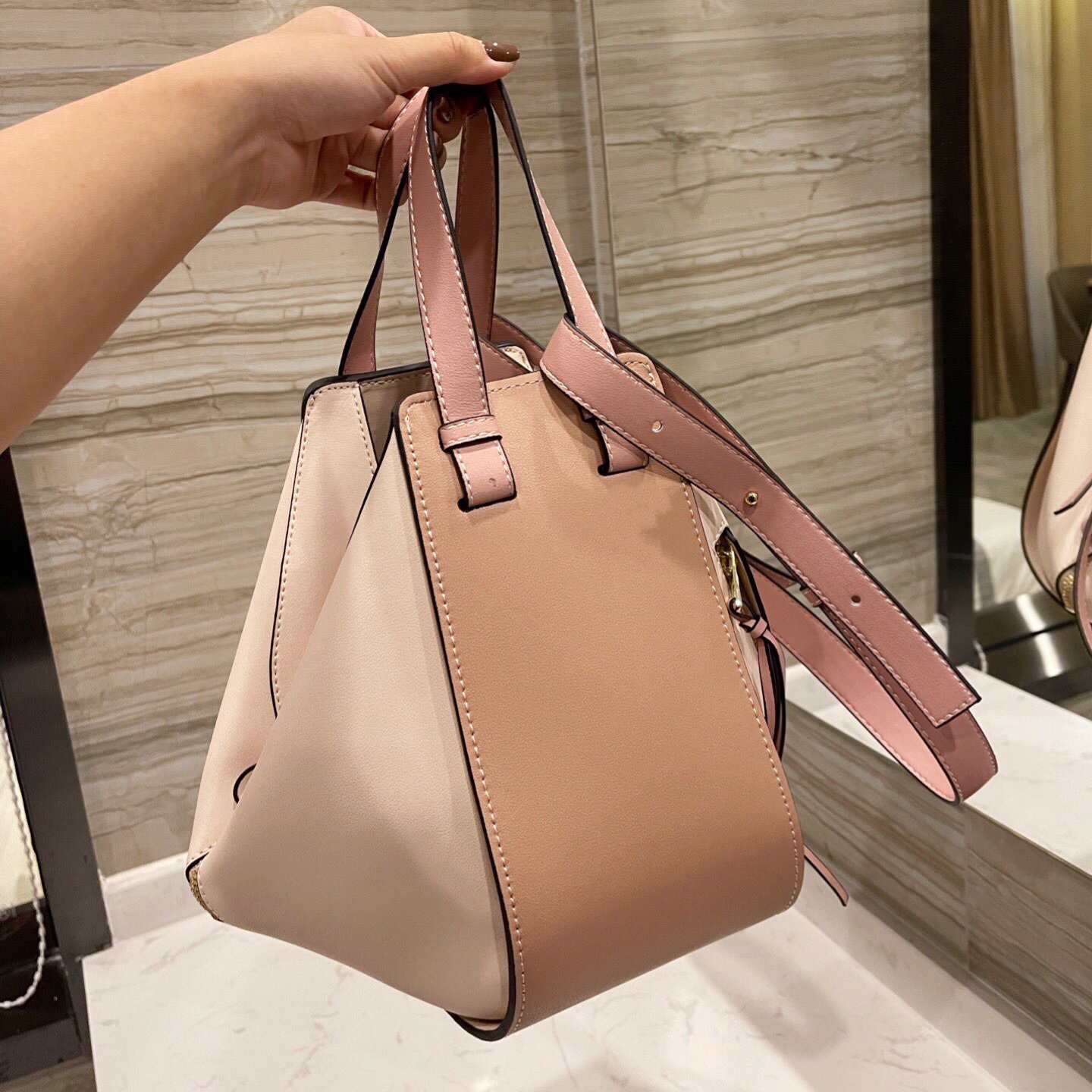 Advanced Design Classic Embossed Logo Cowhide Ham Bag Simple Luxury Elegant Lady Bags Thread Artwork Contrast Color Handbag Shoulder Package
Advanced Design Classic Embossed Logo Cowhide Ham Bag Simple Luxury Elegant Lady Bags Thread Artwork Contrast Color Handbag Shoulder Package