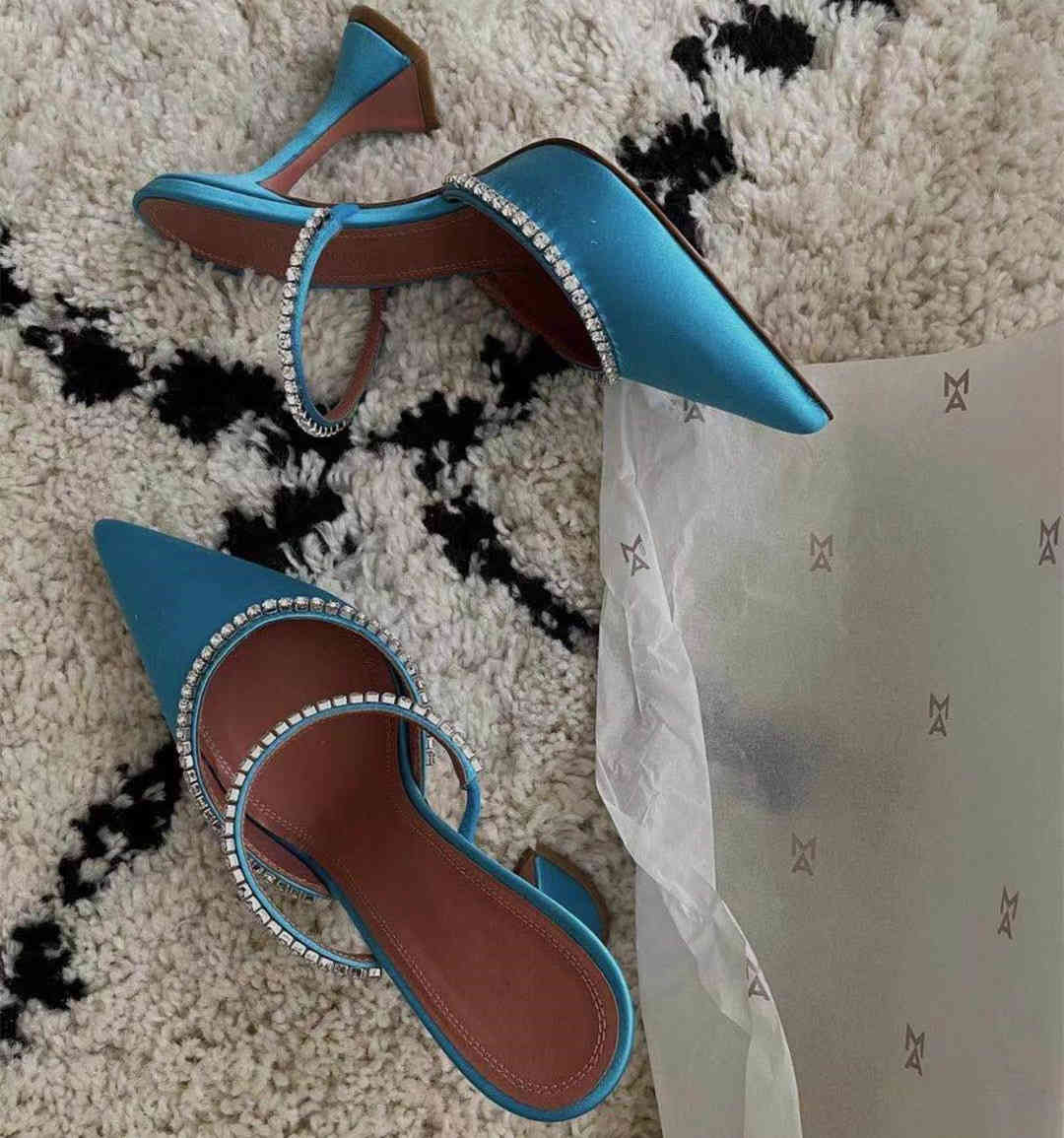 2021 Rhinestones satin Women Pumps Slippers Elegant Pointed toe High heels Lady Mules Sildes Summer Fashion Party prom Shoes K78, Black
2021 Rhinestones satin Women Pumps Slippers Elegant Pointed toe High heels Lady Mules Sildes Summer Fashion Party prom Shoes K78, Black